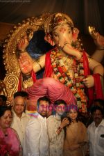 Shilpa Shetty & Raj Kundra seek ganesha blessings in Chinchpokli, Mumbai on 29th Aug 2009 (14).JPG